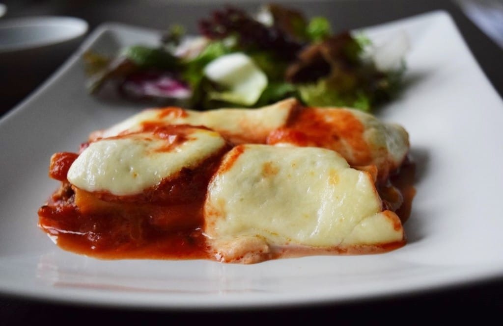 cannelloni z miesem mielonym czerwonym pesto i porem w sosie pomidorowym