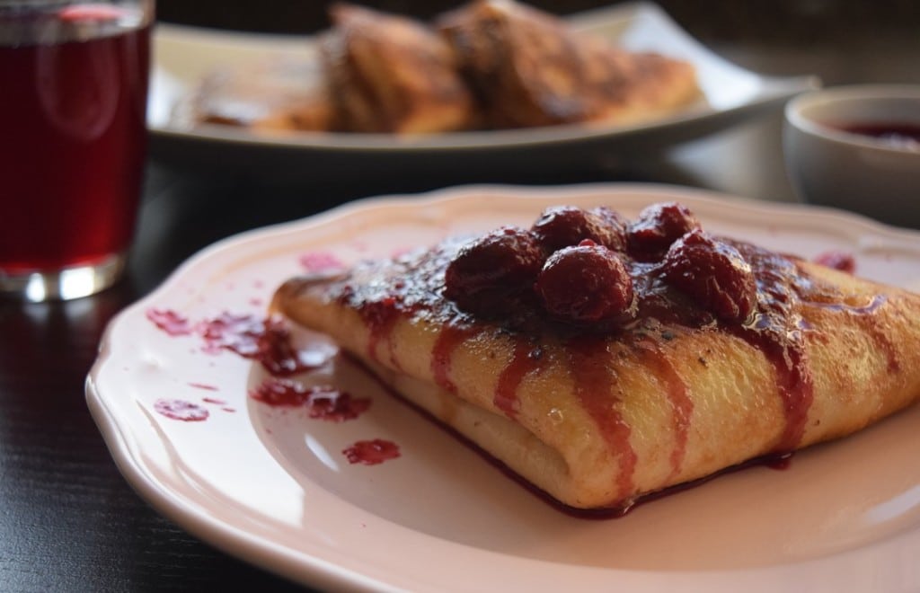 nalesniki z serem cynamonem i sosem wisniowym glowne