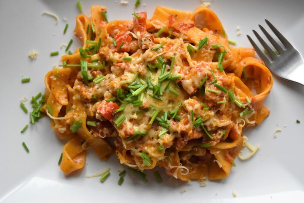 Makaron-z-cieciorką-papryką-i-czerownym-pesto-glowne