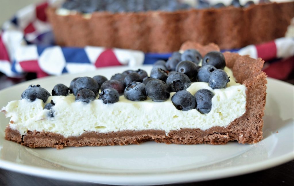 kawałek tarty z kremem i borówkami