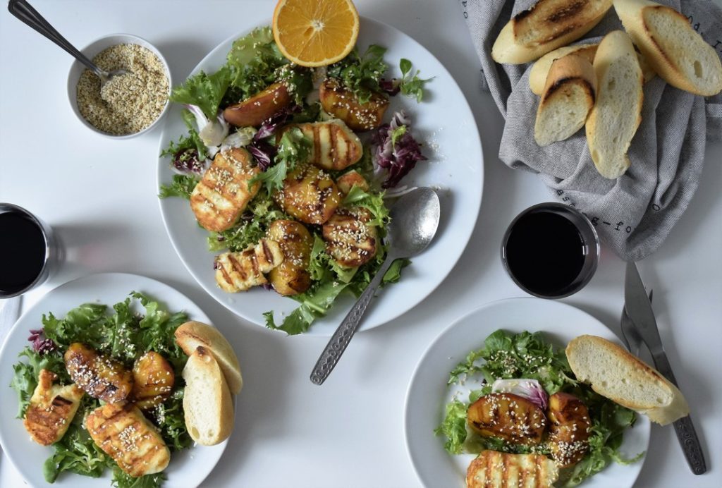 widok na sałatkę z grillowanym serem halloumi i brzoskwiniami