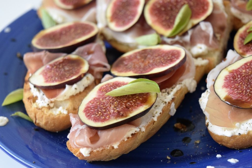 tosty z ricotta prosciutto i figami widok z boku zdjecie glowne