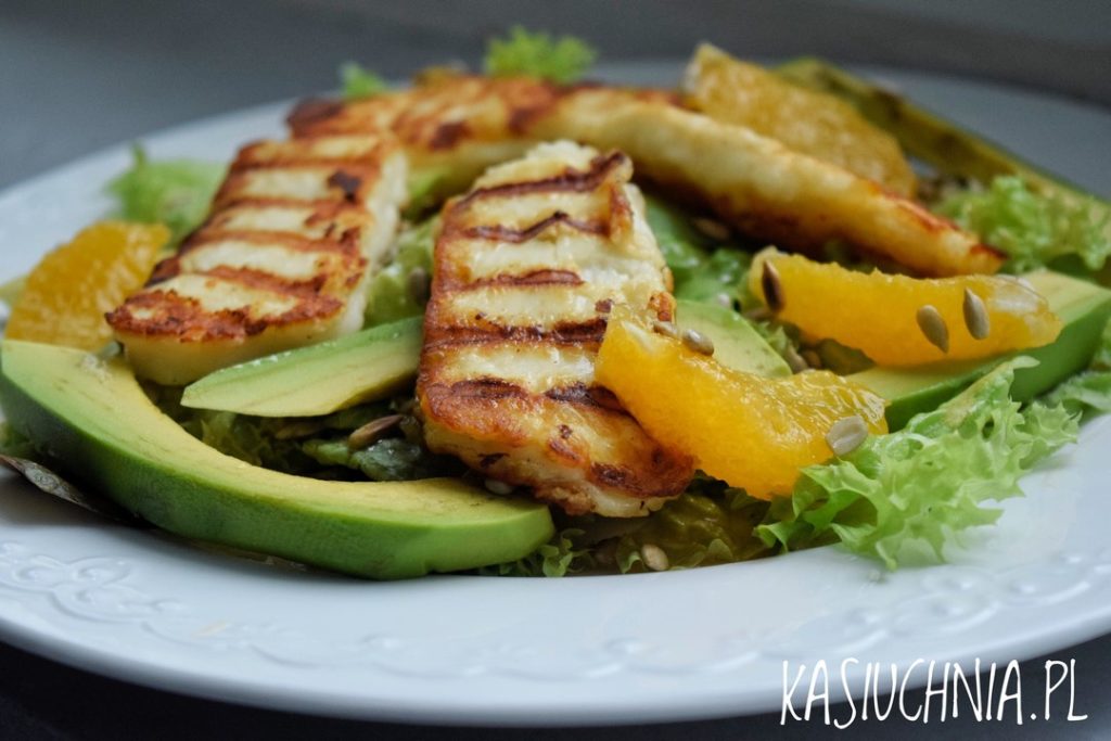Sałatka z grillowanym serem halloumi, pomarańczą i awokado pełny talerz