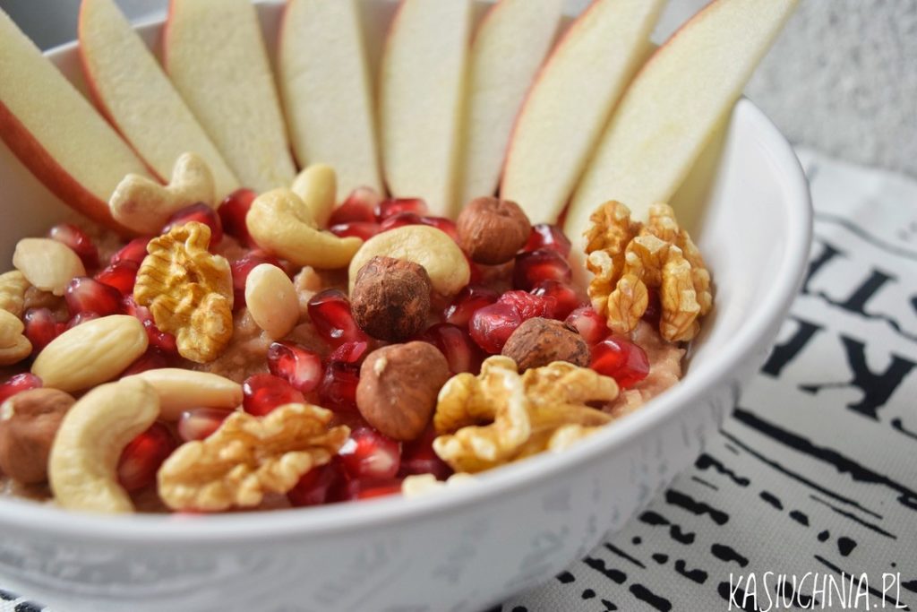 pudding jaglano-bananowy z granatem orzechami i jablkiem zdjecie glowne