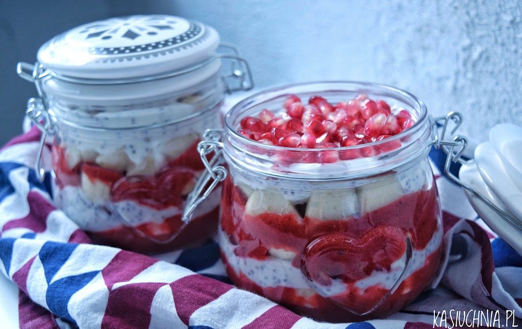 mus truskawkowy z owocami i nasionami chia zdjecie glowne