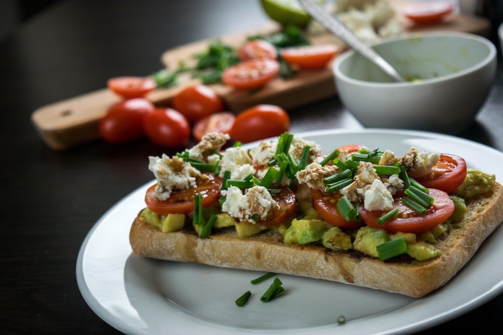 grzanki z awokado pomidorami i serem feta zdjecie glowne