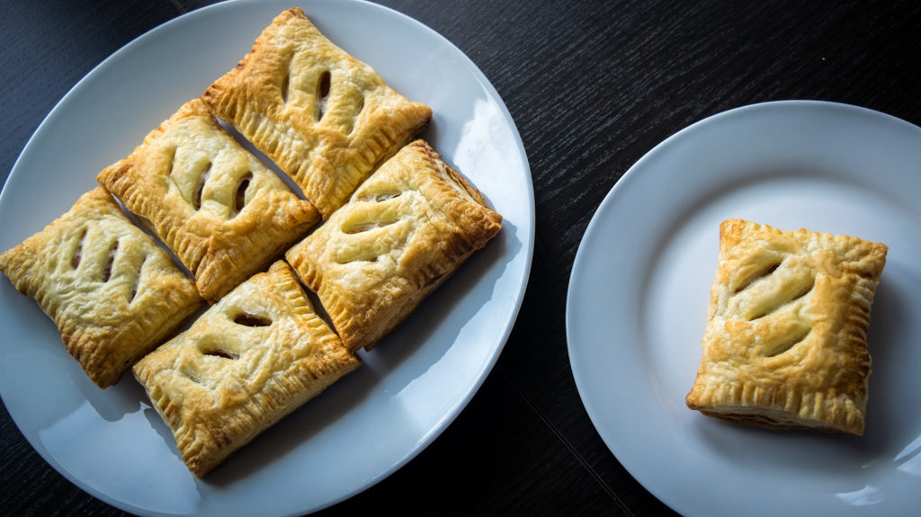 ciastka francuskie z jabłkami i cynamonem zdjecie z góry na talerzykach