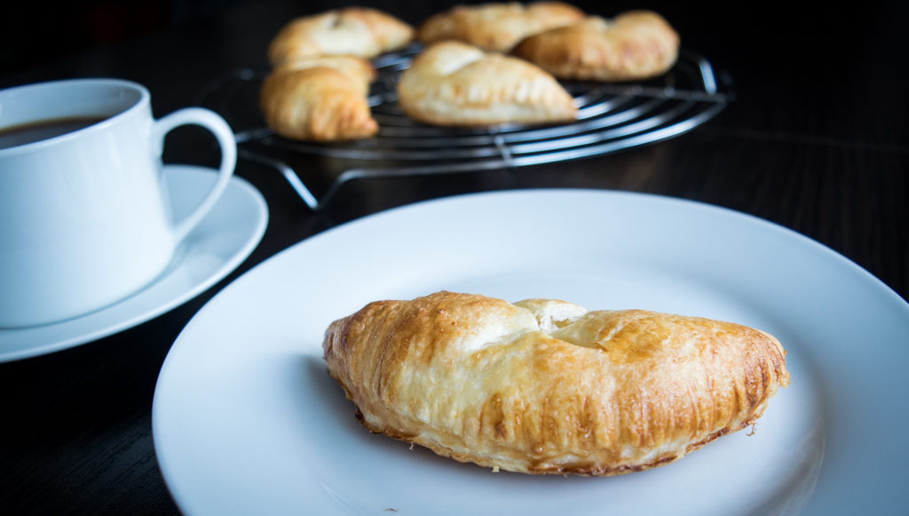 ciastka francuskie z mango i ananasem zdjecie glowne na talerzyku
