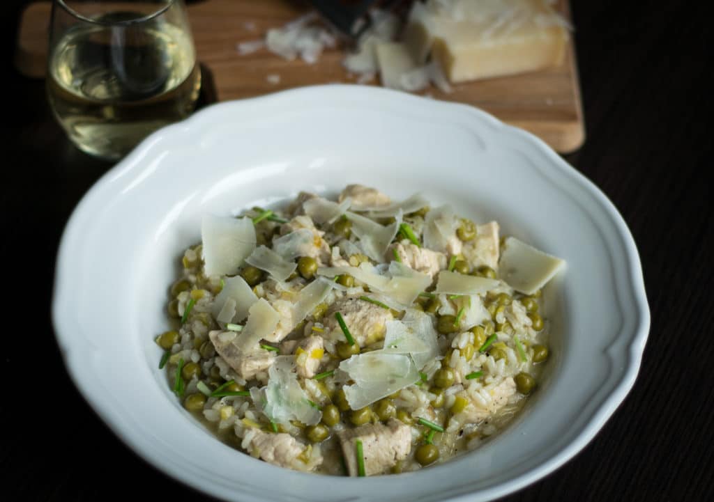 risotto z kurczakiem, porem i groszkiem zdjecie glowne na talerzu
