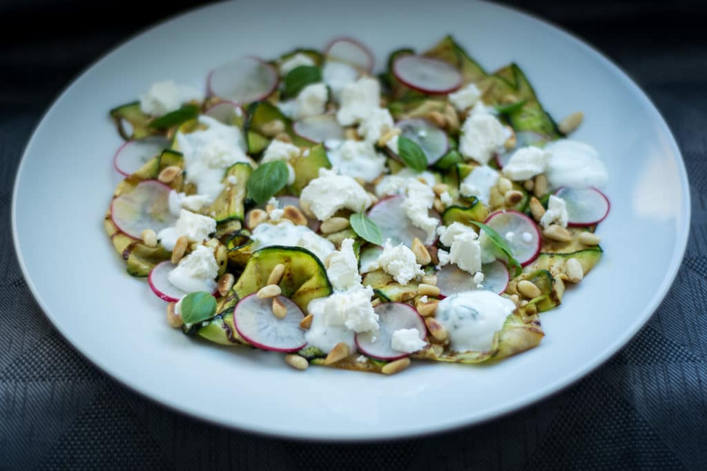 sałatka z grillowanej cukiniia zdjecie głowne na talerzu