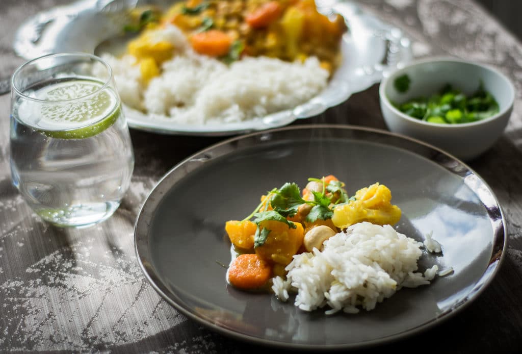 warzywne curry zdjecie glowne na talerzach