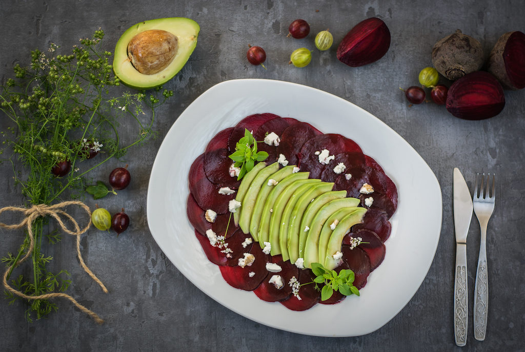 carpaccio z buraka i awokado i sera feta
