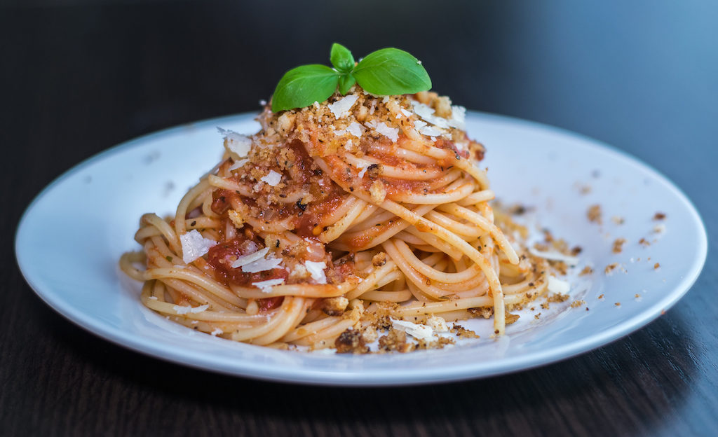 pomidorowe spaghetti z parmezanem i pangrattato