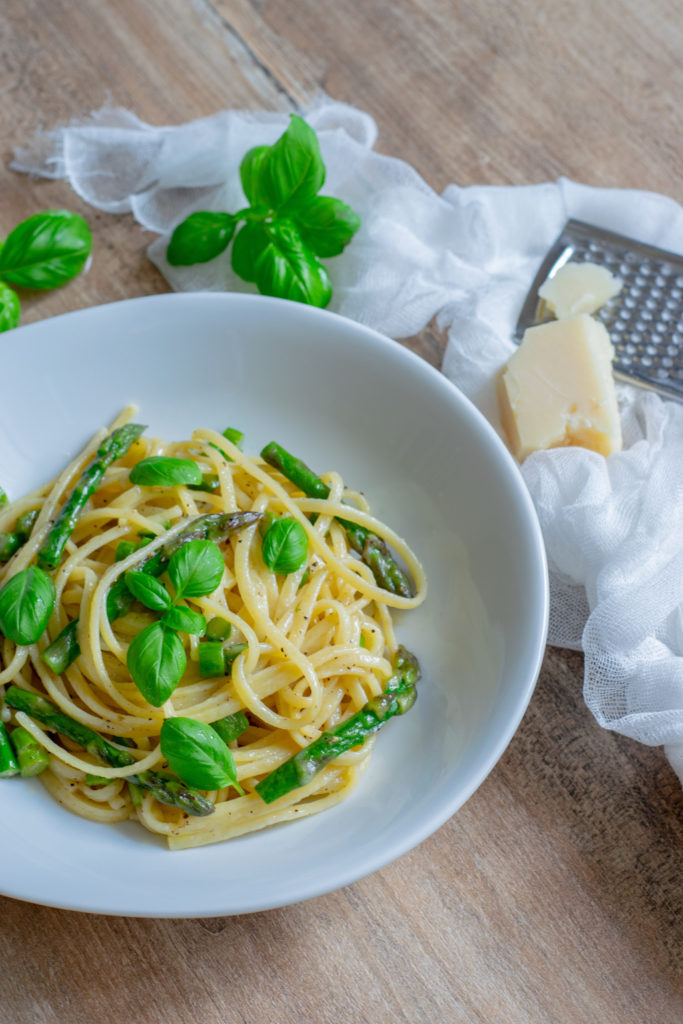 makaron ze szparagami i serem grana padano